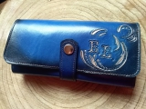06 Modrá peněženka s iniciály a řezbou